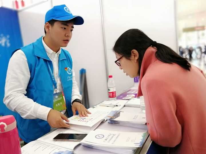 我校学生助力中国·河南招才引智创新发展大会，提供志愿服务与资料翻译